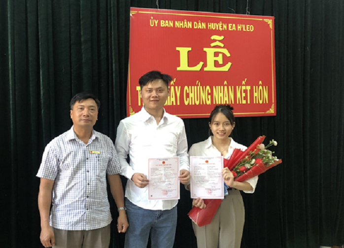 Ủy ban nhân dân huyện Ea H’Leo trao Giấy chứng nhận kết hôn có yếu tố nước ngoài. 